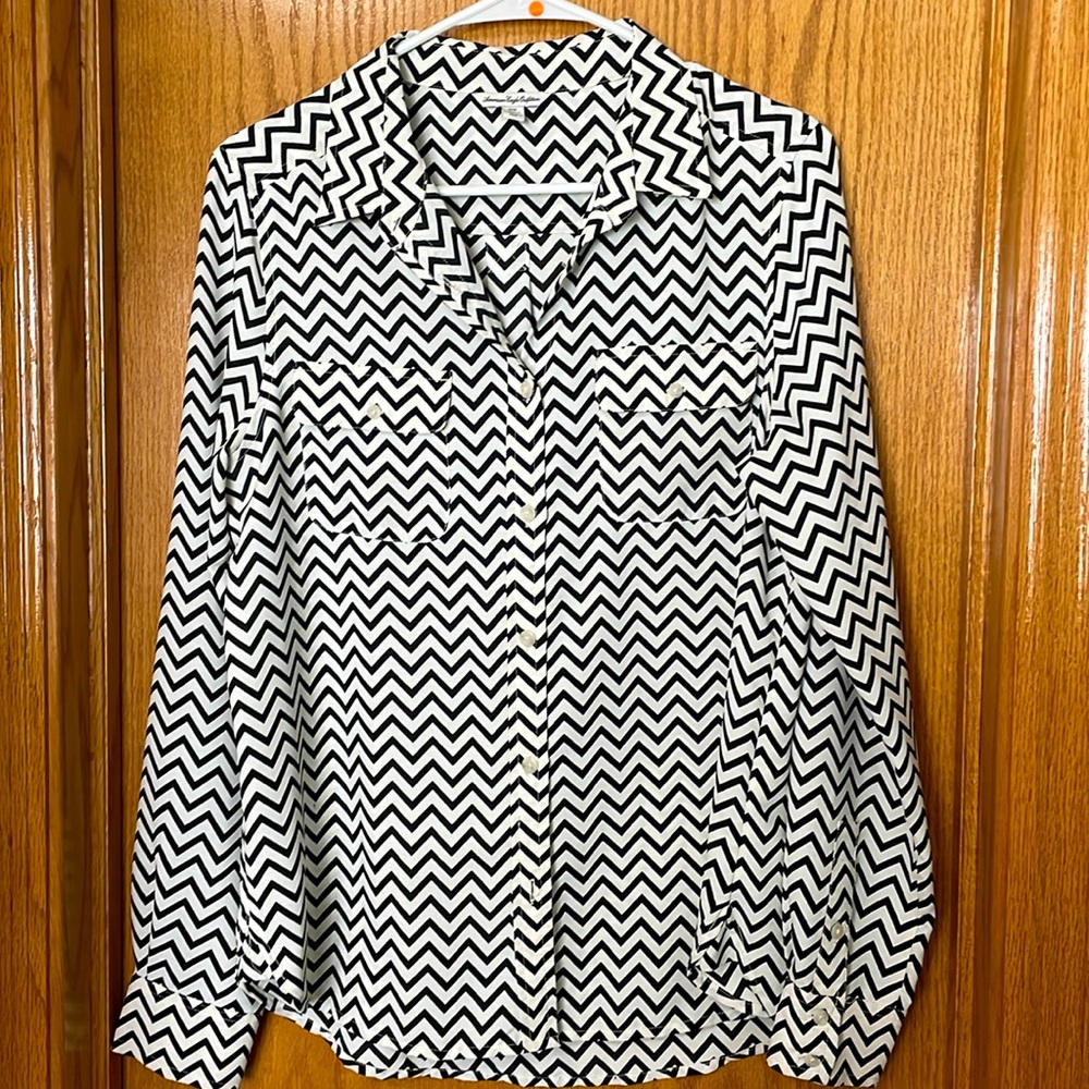American Eagle Outfitters Woman’s White Black Chevron Button Down Size M